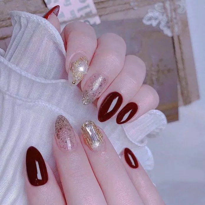 Mẫu nail cô dâu đỏ cho váy cưới truyền thống (Ảnh: Internet) Mẫu nail cô dâu đỏ cho váy cưới truyền thống (Ảnh: Internet)