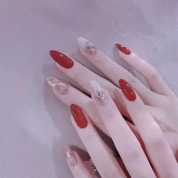 Mẫu nail cô dâu đỏ cho váy cưới truyền thống (Ảnh: Internet)