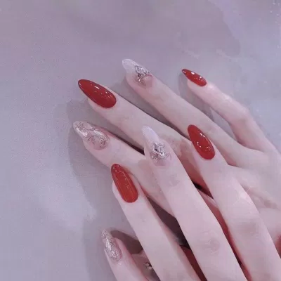Mẫu nail cô dâu đỏ cho váy cưới truyền thống (Ảnh: Internet)
