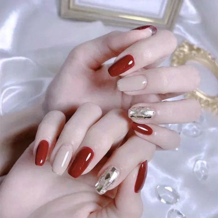 Mẫu nail cô dâu đỏ cho váy cưới truyền thống (Ảnh: Internet)