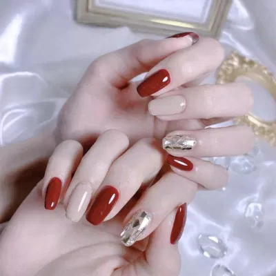 Mẫu nail cô dâu đỏ cho váy cưới truyền thống (Ảnh: Internet)