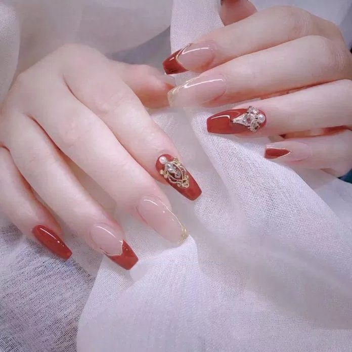 Mẫu nail cô dâu đỏ cho váy cưới truyền thống (Ảnh: Internet)