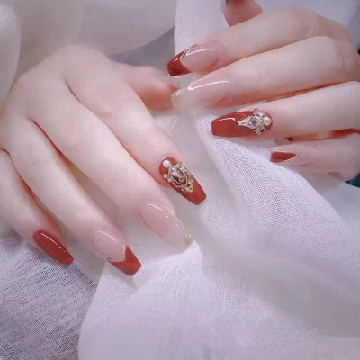 Mẫu nail cô dâu đỏ cho váy cưới truyền thống (Ảnh: Internet)