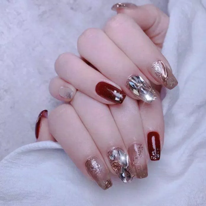 Mẫu nail cô dâu đỏ cho váy cưới truyền thống (Ảnh: Internet) Mẫu nail cô dâu đỏ cho váy cưới truyền thống (Ảnh: Internet)