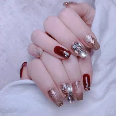 Mẫu nail cô dâu đỏ cho váy cưới truyền thống (Ảnh: Internet) Mẫu nail cô dâu đỏ cho váy cưới truyền thống (Ảnh: Internet)