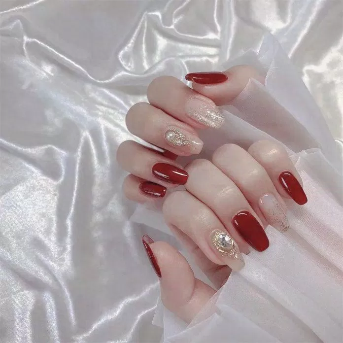 Mẫu nail cô dâu đỏ cho váy cưới truyền thống (Ảnh: Internet) Mẫu nail cô dâu đỏ cho váy cưới truyền thống (Ảnh: Internet)