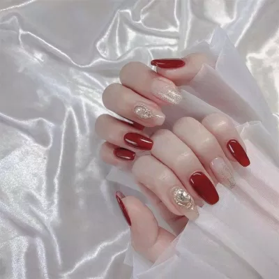 Mẫu nail cô dâu đỏ cho váy cưới truyền thống (Ảnh: Internet) Mẫu nail cô dâu đỏ cho váy cưới truyền thống (Ảnh: Internet)