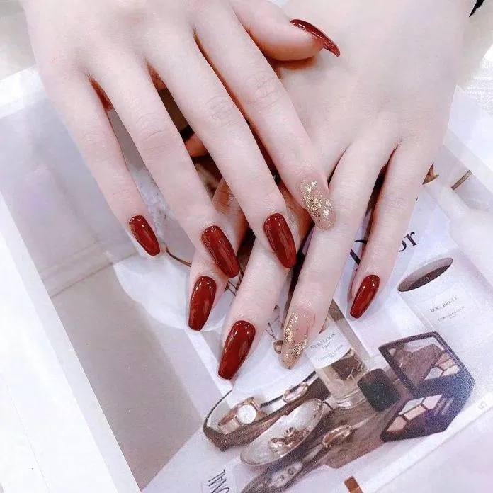 Mẫu nail cô dâu đỏ cho váy cưới truyền thống (Ảnh: Internet)