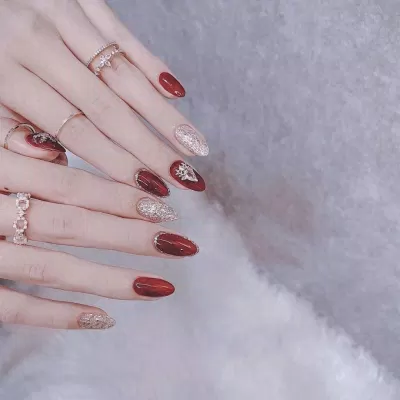 Mẫu nail cô dâu đỏ cho váy cưới truyền thống (Ảnh: Internet)