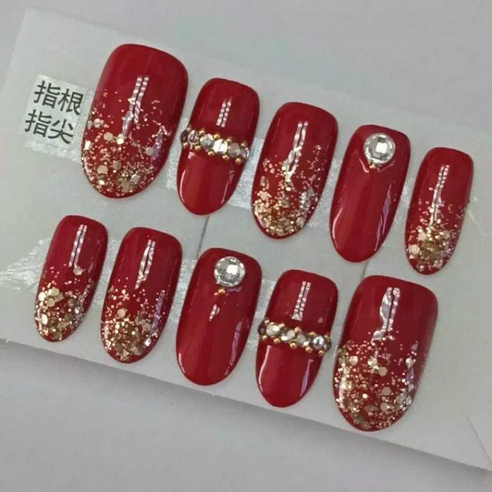 Mẫu nail cô dâu đỏ cho váy cưới truyền thống (Ảnh: Internet)