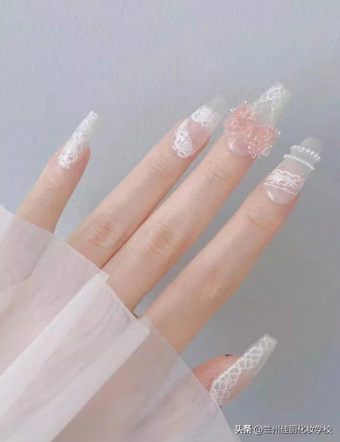Mẫu nail cô dâu màu trắng đơn giản, thanh lịch (Ảnh: Internet)