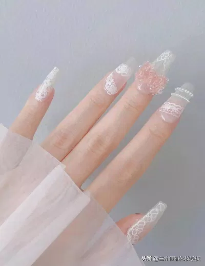 Mẫu nail cô dâu màu trắng đơn giản, thanh lịch (Ảnh: Internet)