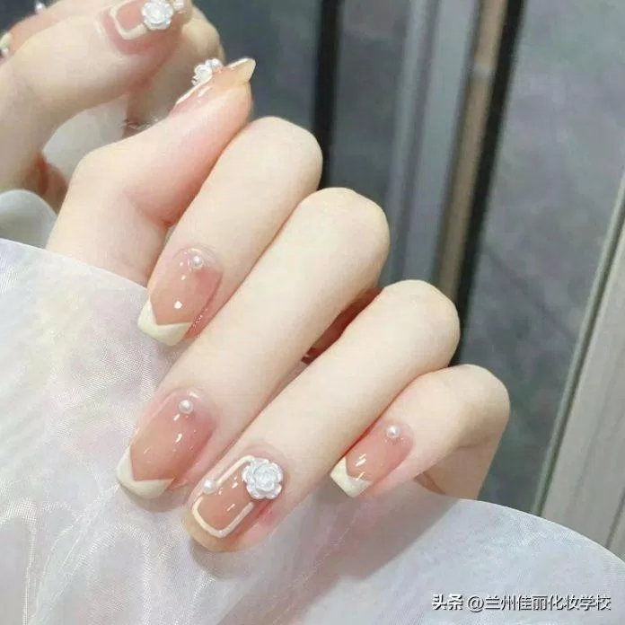 Mẫu nail cô dâu đẹp hot trend nhất 2023 (Ảnh: Internet)