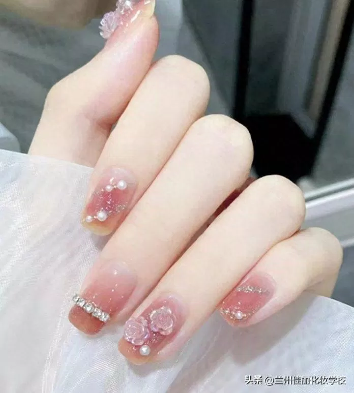 Mẫu nail cô dâu đẹp hot trend nhất 2023 (Ảnh: Internet)