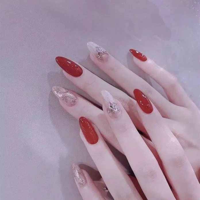 Mẫu nail cô dâu đỏ cho váy cưới truyền thống (Ảnh: Internet) Mẫu nail cô dâu đỏ cho váy cưới truyền thống (Ảnh: Internet)