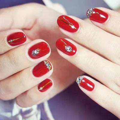 Mẫu nail cô dâu đỏ cho váy cưới truyền thống (Ảnh: Internet)