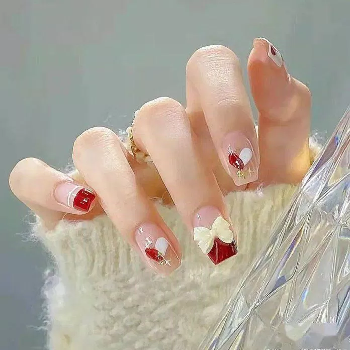 Mẫu nail cô dâu đỏ cho váy cưới truyền thống (Ảnh: Internet)