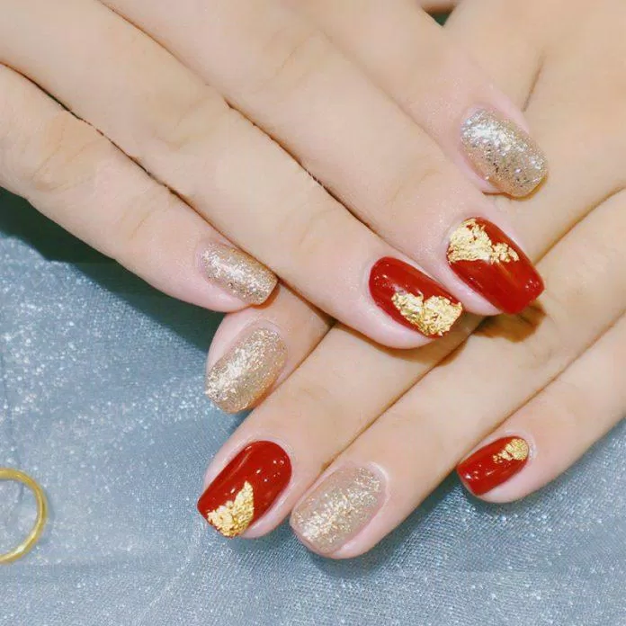 Mẫu nail cô dâu đỏ cho váy cưới truyền thống (Ảnh: Internet)