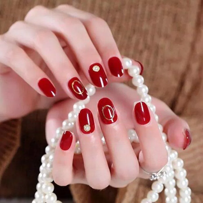 Mẫu nail cô dâu đỏ cho váy cưới truyền thống (Ảnh: Internet)