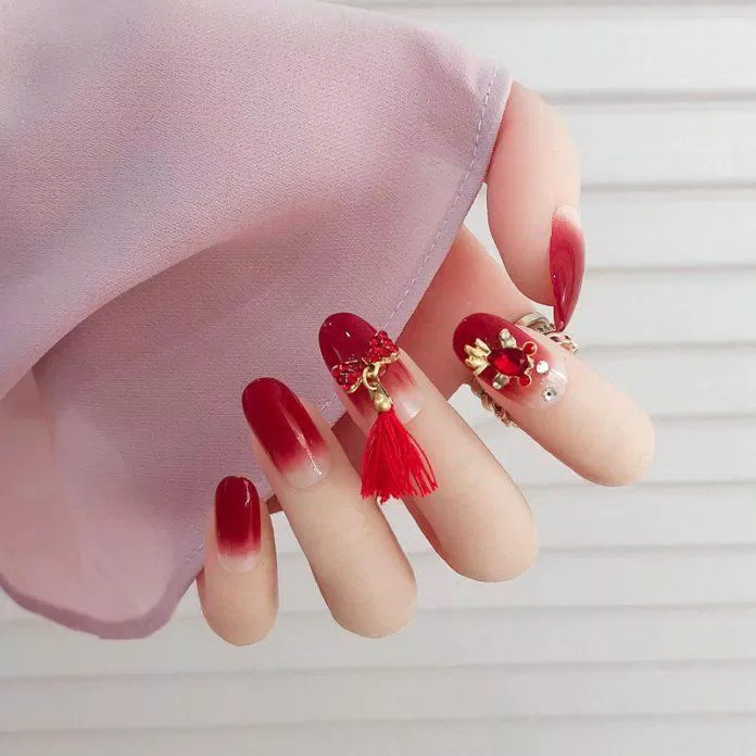 Mẫu nail cô dâu đỏ cho váy cưới truyền thống (Ảnh: Internet)