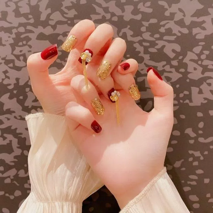Mẫu nail cô dâu đỏ cho váy cưới truyền thống (Ảnh: Internet)