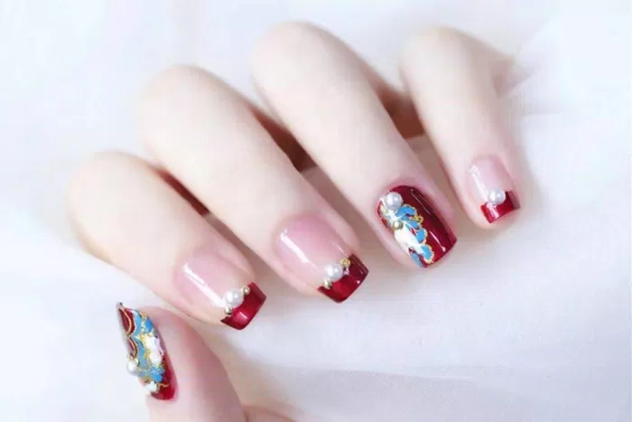 Mẫu nail cô dâu đỏ cho váy cưới truyền thống (Ảnh: Internet) Mẫu nail cô dâu đỏ cho váy cưới truyền thống (Ảnh: Internet)