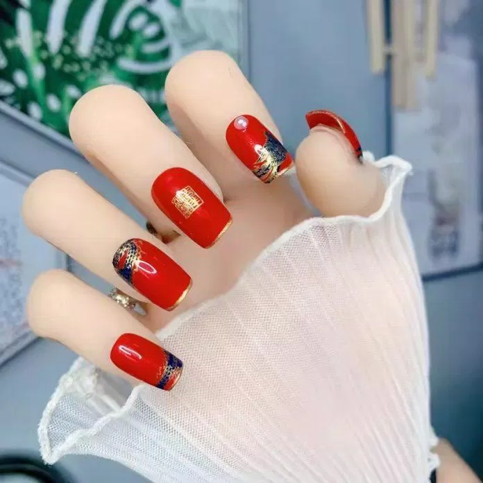 Mẫu nail cô dâu đỏ cho váy cưới truyền thống (Ảnh: Internet) Mẫu nail cô dâu đỏ cho váy cưới truyền thống (Ảnh: Internet)