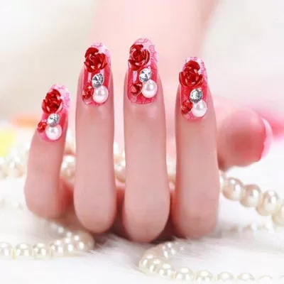 Mẫu nail cô dâu đỏ cho váy cưới truyền thống (Ảnh: Internet)
