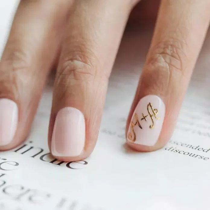 Mẫu nail cô dâu màu trắng đơn giản, thanh lịch (Ảnh: Internet)