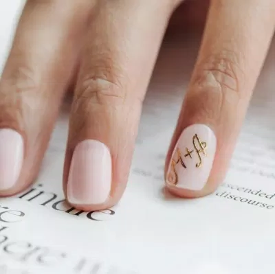 Mẫu nail cô dâu màu trắng đơn giản, thanh lịch (Ảnh: Internet)