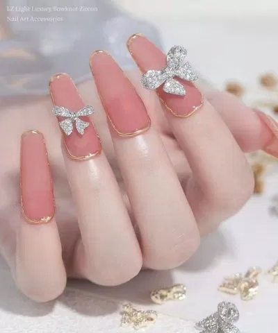 Mẫu nail cô dâu màu trắng đơn giản, thanh lịch (Ảnh: Internet)