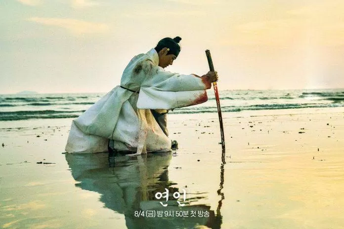Lee Jang Hyun cùng cây kiếm đẫm máu tại một khung cảnh hoang tàn (Ảnh: Internet)