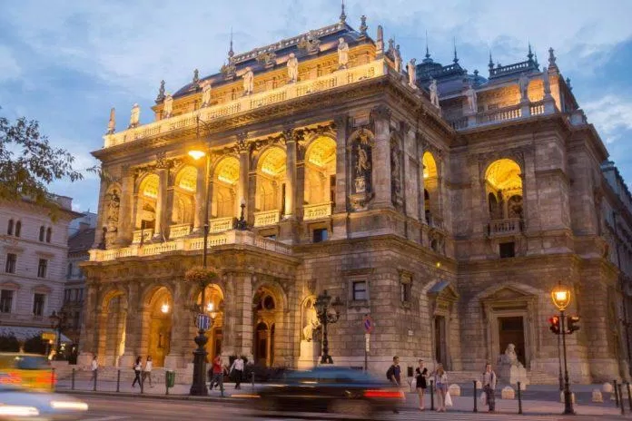 Nhà hát lớn Budapest - nguồn: Internet Nhà hát lớn Budapest - nguồn: Internet