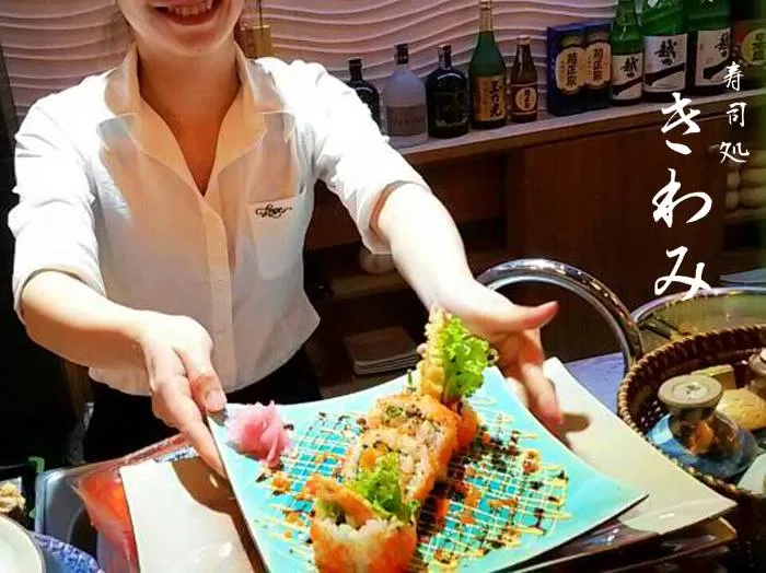 Nhân viên của nhà hàng Kiwami Japanese Nha Trang luôn phục vụ khách hàng với nụ cười trên môi (nguồn: Internet)