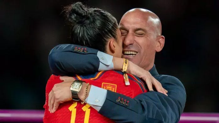 Ông Luis Rubiales ôm nữ cầu thủ Jennifer Hermoso (Nguồn: Internet) Ông Luis Rubiales ôm nữ cầu thủ Jennifer Hermoso (Nguồn: Internet)