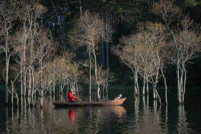 Chèo thuyền kayak tại suối Tía (Nguồn: Internet)