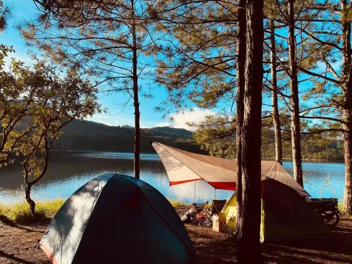 Cắm trại tại suối Tía (Nguồn: Internet)