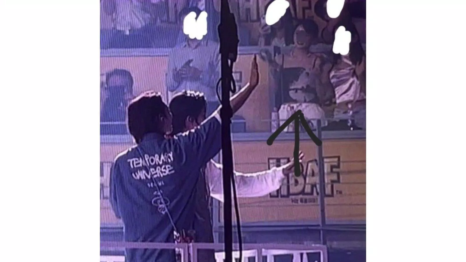 Joshua vẫy tay với bạn gái trong concert (nguồn ảnh: Internet)