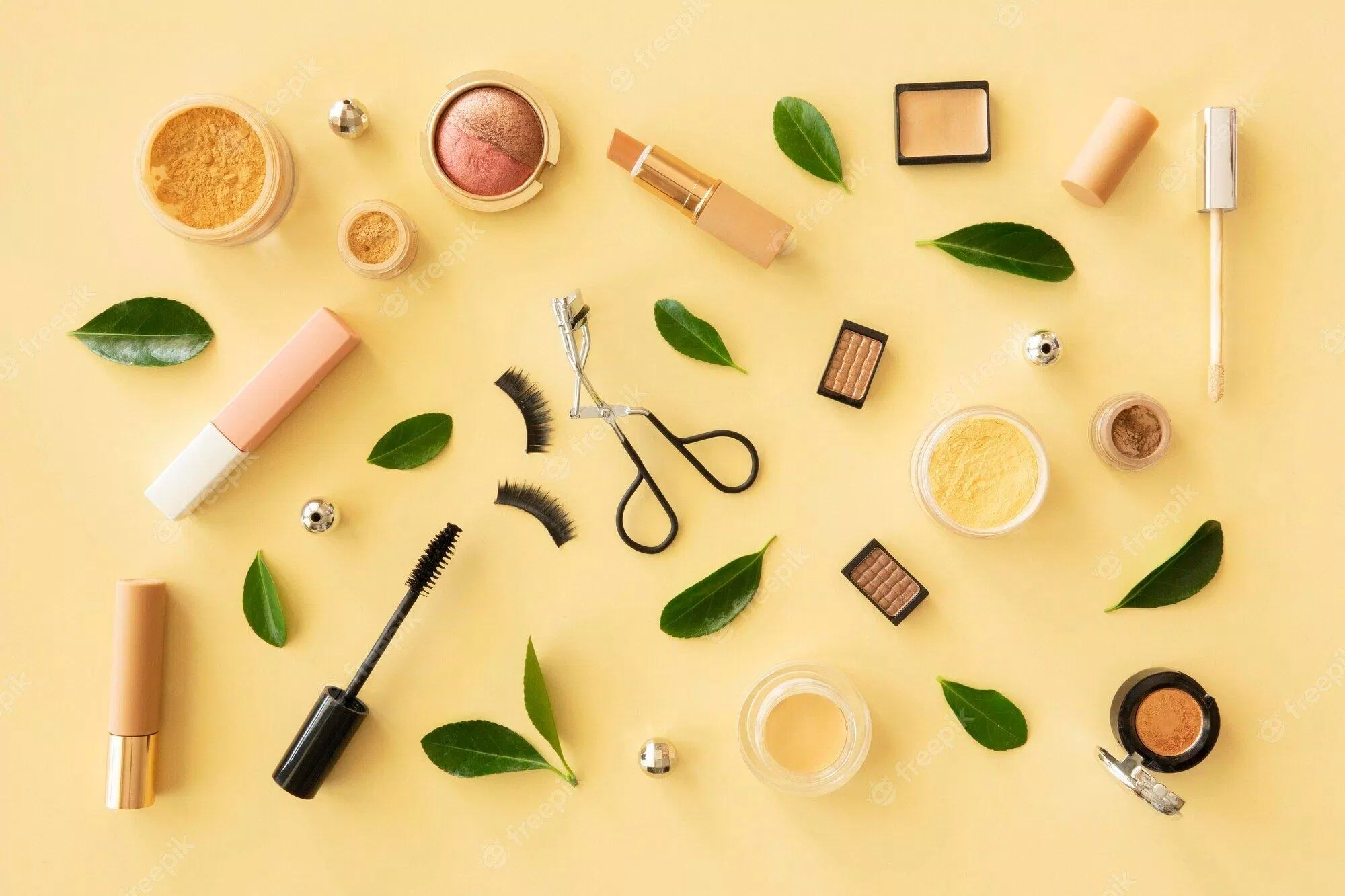 Chuẩn bị một vài món đồ makeup giúp bạn tự tin hơn