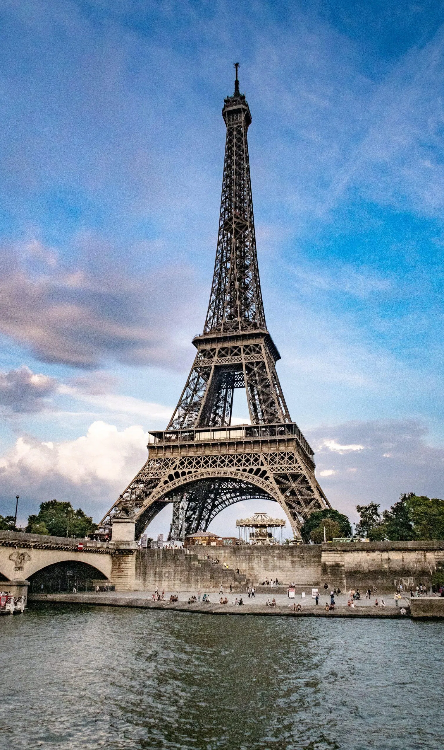 Tháp Eiffel đứng sừng sững bên bờ sông Seine – Nguồn: Internet Tháp Eiffel đứng sừng sững bên bờ sông Seine – Nguồn: Internet