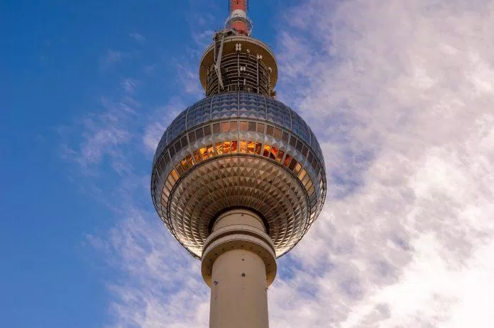 Tháp truyền hình Berlin (Fernsehturm Berlin) - nguồn: Internet Tháp truyền hình Berlin (Fernsehturm Berlin) - nguồn: Internet