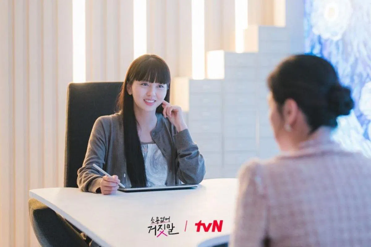 Nhan sắc Kim Sol Hyun bị phong ấn trong kiểu tóc mái bằng. Nguồn: tvN