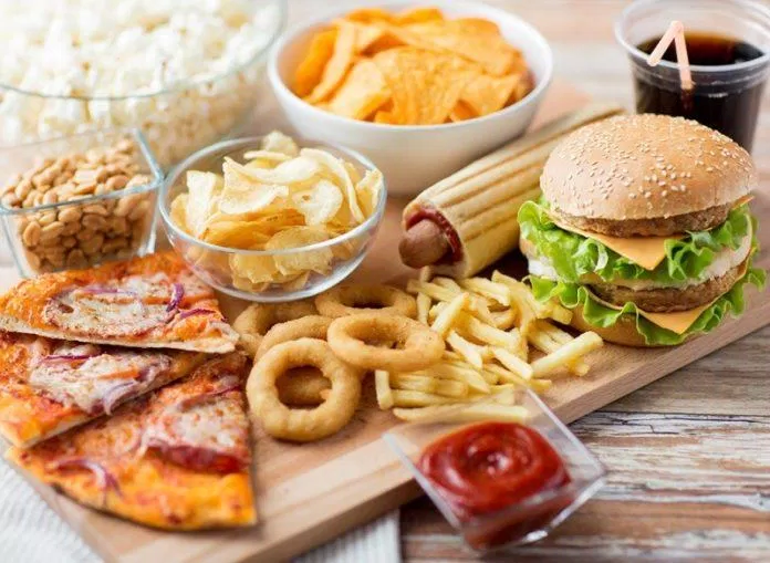 Hạn chế các loại thực phẩm chế biến sẵn khi xây dựng chế độ ăn lành mạnh (Nguồn: Internet) Hạn chế các loại thực phẩm chế biến sẵn khi xây dựng chế độ ăn lành mạnh (Nguồn: Internet)