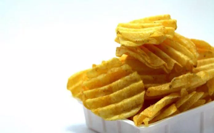 Các loại snack khoai tây là thực phẩm chứa nhiều muối và đường mà người loãng xương nên tránh (Nguồn: Internet) Các loại snack khoai tây là thực phẩm chứa nhiều muối và đường mà người loãng xương nên tránh (Nguồn: Internet)
