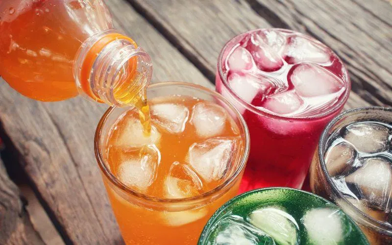 Mẹ nên tránh dùng nước uống có gas trong thời kỳ cho con bú (Ảnh: Internet) Mẹ nên tránh dùng nước uống có gas trong thời kỳ cho con bú (Ảnh: Internet)