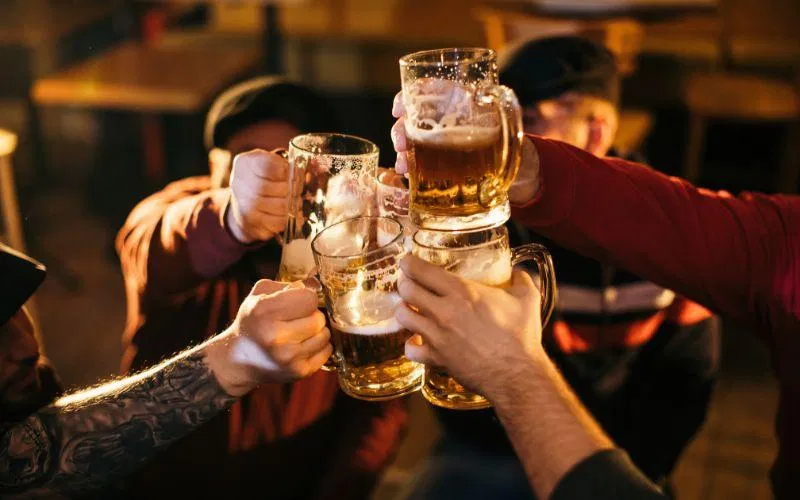 Rượu, bia rất nguy hiểm cho sức khỏe của mẹ và bé (Ảnh: Internet) Rượu, bia rất nguy hiểm cho sức khỏe của mẹ và bé (Ảnh: Internet)