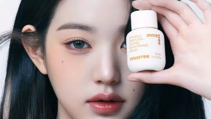 Tinh chất dưỡng sáng da Vitamin C Green Tea Enzyme Brightening Serum giúp dưỡng da sáng khỏe, rạng rỡ, đầy sức sống (Ảnh: Internet)