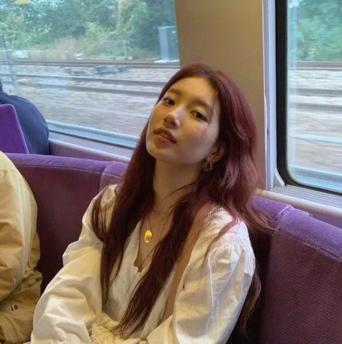 Làn da của nữ idol được bật lên trông thấy với mái tóc màu rượu vang (nguồn: internet)
