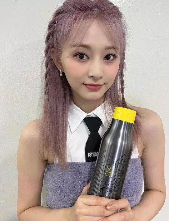Nhan sắc của Tzuyu dư sức cân được màu tìm tro (nguồn: internet)