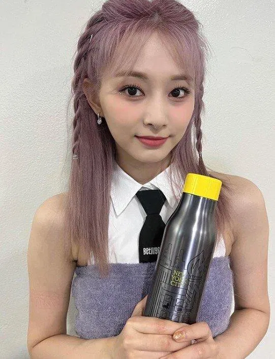 Nhan sắc của Tzuyu dư sức cân được màu tìm tro (nguồn: internet)